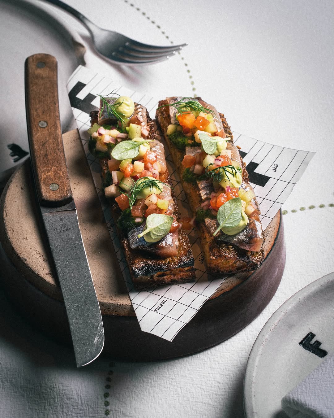 Toast sardines met chimichurri